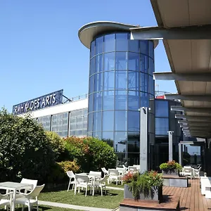 Rmh Des Arts מלון